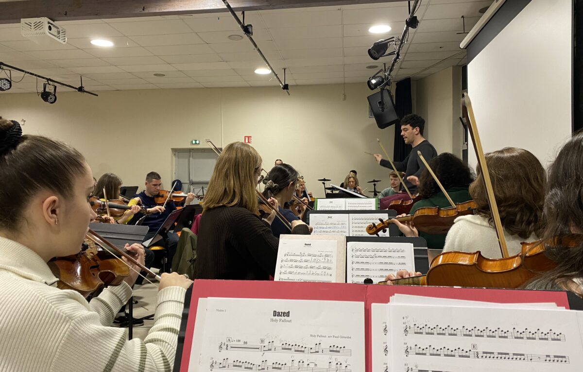 Répétition de l'orchestre universitaire symphonique de Besançon avec deux guitaristes et un batteur du Big Band &copy; Hélène Loget