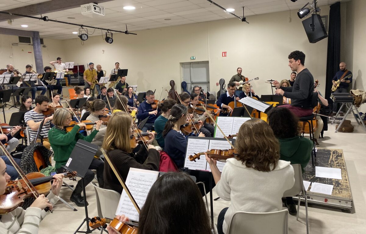Répétition de l'orchestre universitaire symphonique de Besançon avec deux guitaristes et un batteur du Big Band &copy; Hélène Loget