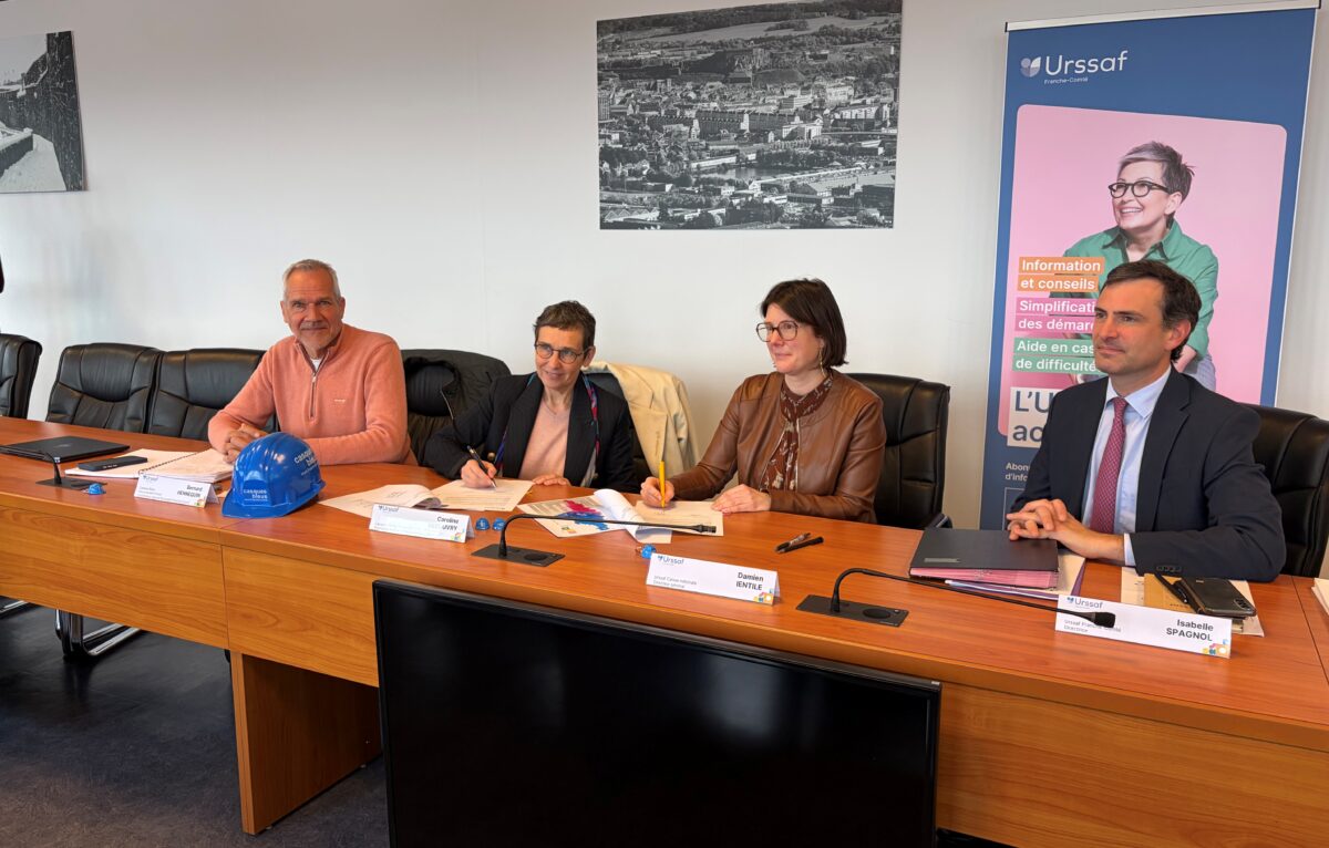 De gauche à droite :
Casques Bleus : Bernard Hennequin, vice-président et Caroline Debouvry, Présidente Casques Bleus
Urssaf : Isabelle Spagnol, directrice Urssaf Franche-Comté, Damien Ientile, directeur Urssaf Caisse nationale &copy; Urssaf Franche-Comté