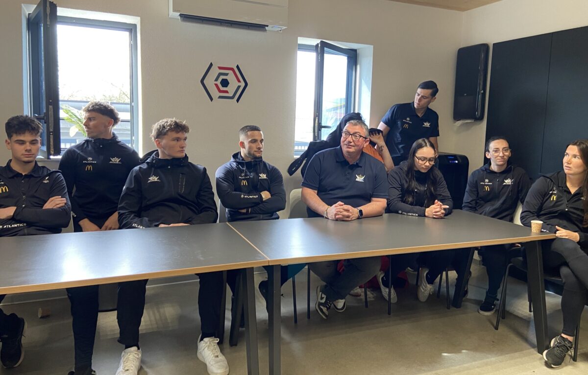 Stéphane Barroca entouré de l'équipe de DN1 du BMX club de Besançon. &copy; Élodie R.