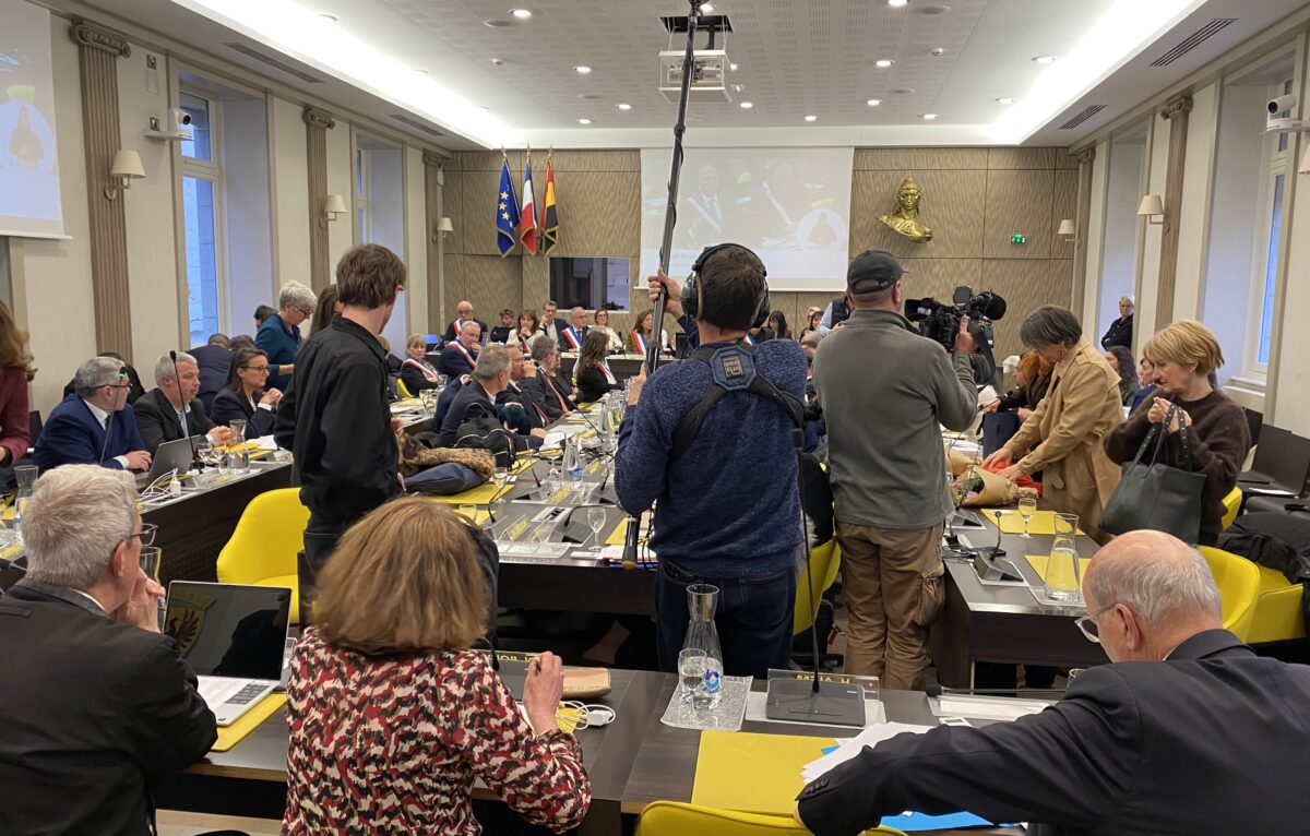 L'opposition en train de quitter le conseil ce 27 mars 2026 &copy; Hélène Loget