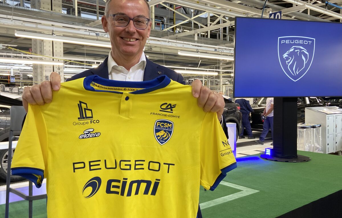 Alain Favey, directeur général de Peugeot présente le nouveau maillot du FCSM. &copy; Élodie R.
