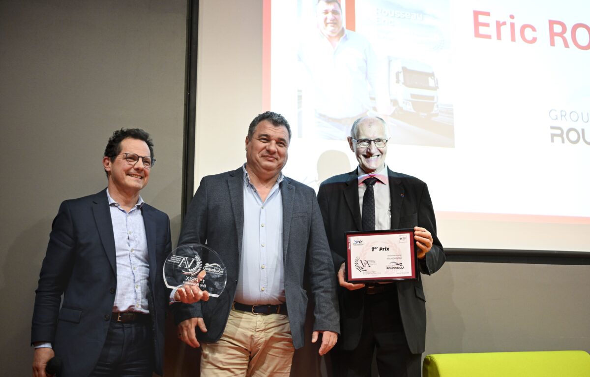 Jérôme Durain, président de la Région Bourgogne-Franche-Comté remettant le premier prix des Victoires des autodidactes 2026 à Éric Rousseau, fondateur du groupe Transports Rousseau, basé dans la Nièvre, avec Bernard Streit. &copy; Région Bourgogne Franche-Comté 