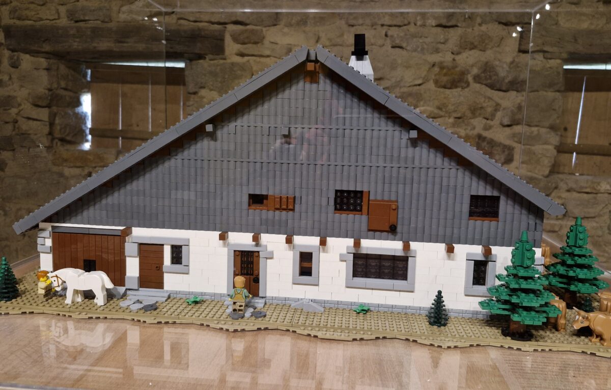 Maison comtoise et Lego &copy; ES FERMES COMTOISES, UN JEU DE CONSTRUCTION