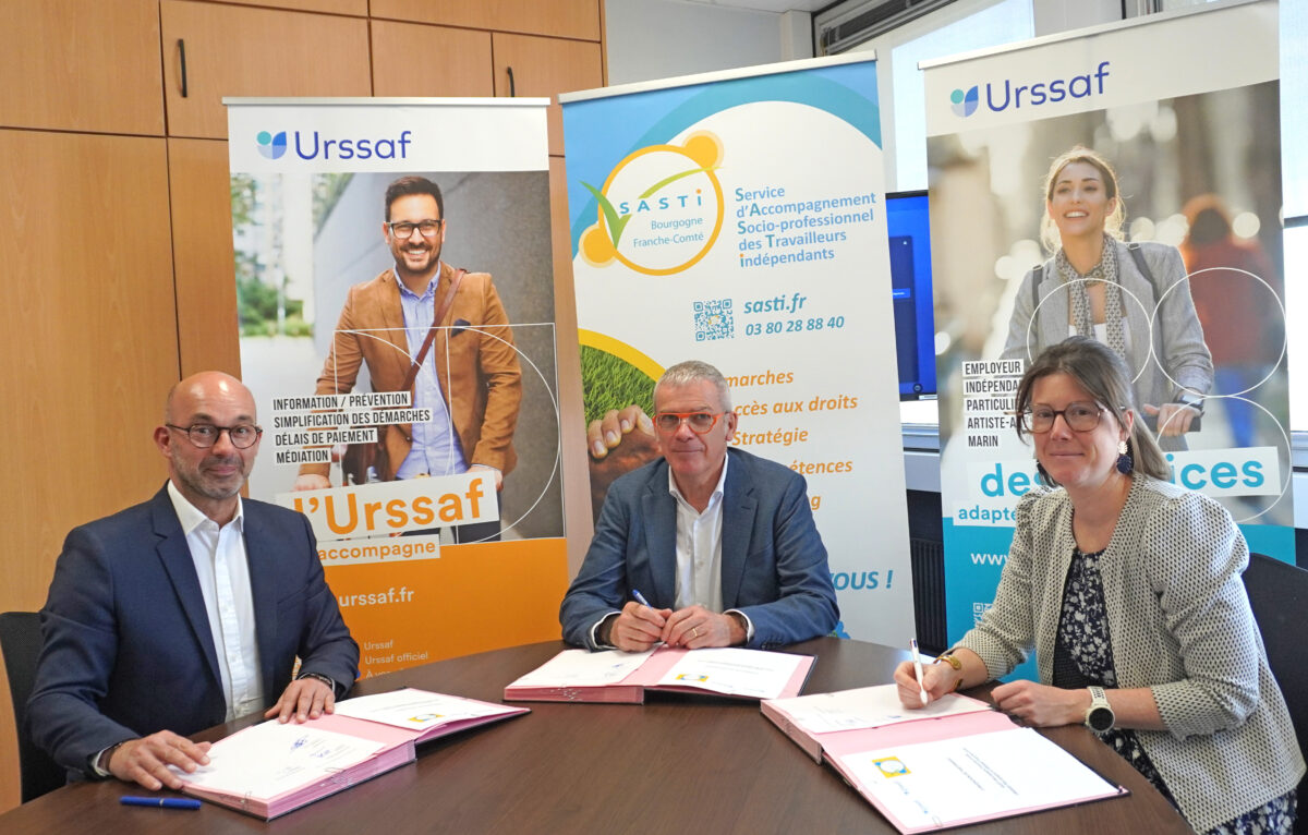 De gauche à droite : Lionel Matz, directeur de l’Urssaf Bourgogne, Éric Boudier, président du SASTI BFC, Isabelle Spagnol, directrice de l’Urssaf Franche-Comté
 &copy; Urssaf 