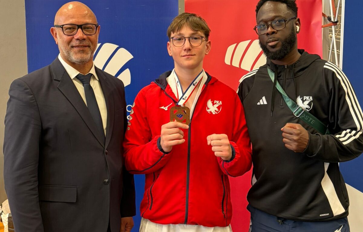 Enes Labas (au centre) &copy; Planoise Karaté Academy