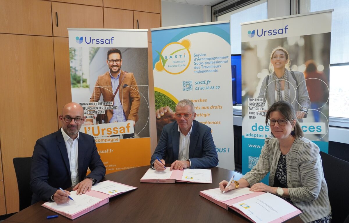De gauche à droite : Lionel Matz, Directeur Urssaf Bourgogne, Eric Boudier, Président du SASTI et Isabelle Spagnol, Directrice Urssaf Franche-Comté. &copy; Urssaf BFC