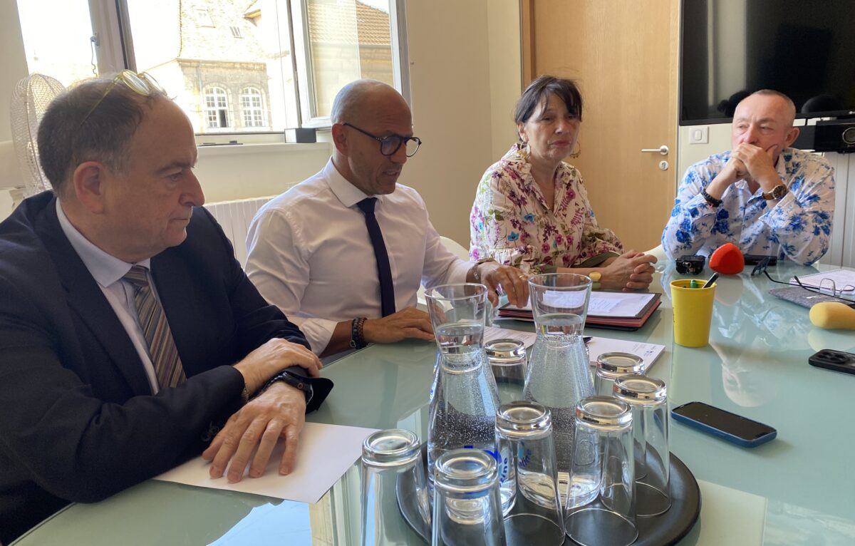 Jean-Pascal Reyes, adjoint délégué à la sécurité, à la lutte contre les incivilités et au stationnement, Ludovic Faagut, maire de Besançon et Myriam Lemercier, adjointe à la politique de la ville et la vie des quartiers et vie associative &copy; Hélène Loget