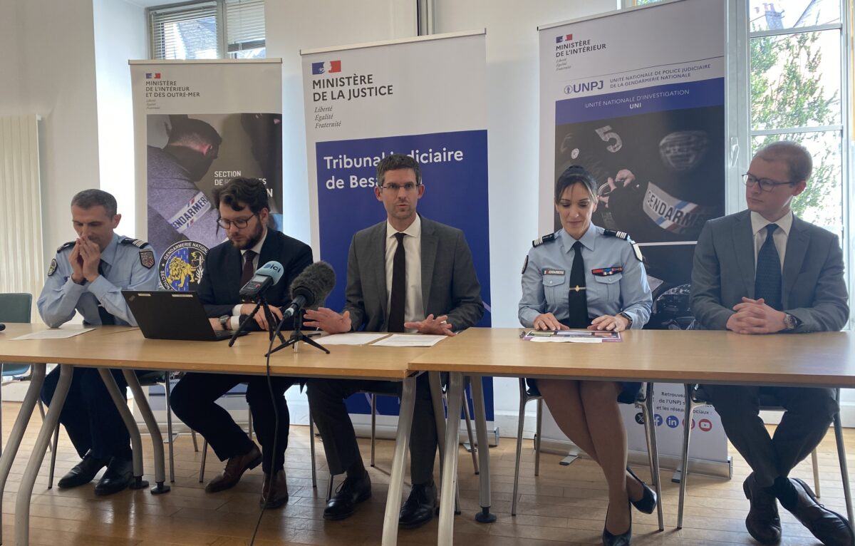 colonel  Vila commandant la section recherche de la gendarmerie du Doubs, Lucas Maillard-Salin,  substitut du procureur de la République, Cédric Logelin, procureur de Besançon et Colonelle Tarrolle de l’unité national d’investigation de la gendarmerie  
 &copy; Hélène Loget