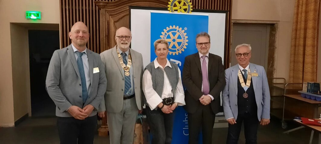 Sur la photo ci-contre, de gauche à droite : Laurent Mougey, Adjoint du Gougerneur, Gérard Marion, président du club Rotary de Besançon Est, Sophie Muraccioli et Pierre-Charles Henry, vice-présidente et président d'UKRaide, et Thierry Pees-Martin, gouverneur du district Rotary 1680. &copy;