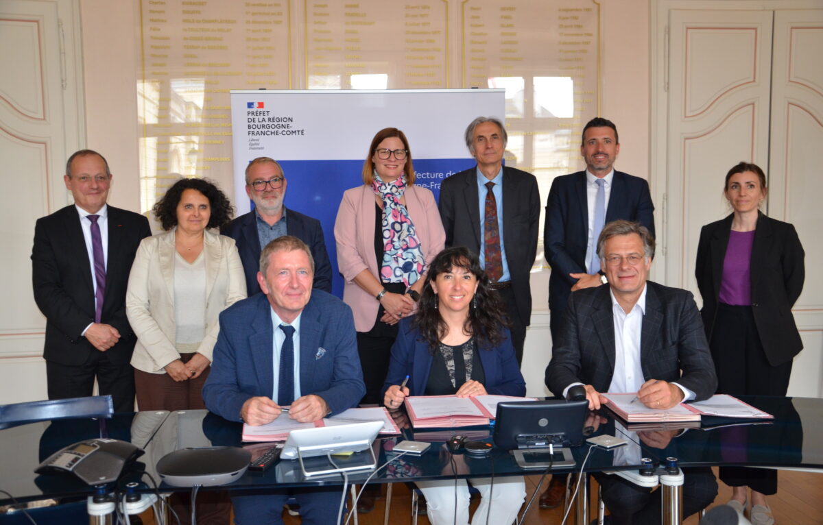 En premier plan, de gauche à droite : Pascal Jan,  préfet de l’Yonne, Violaine Démaret, préfète de la région Bourgogne-Franche-Comté, préfète de Côte-d’Or, et Arnaud Richard, directeur général de Coallia. &copy; Préfecture 21