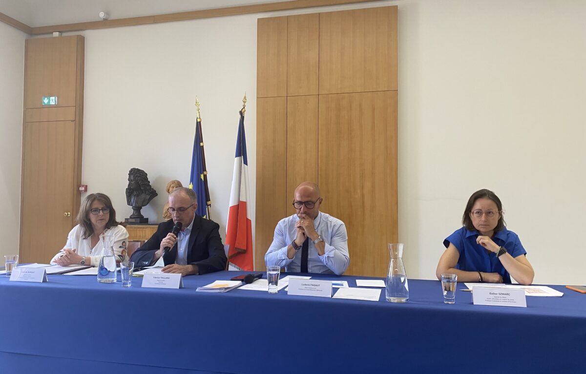 Isabelle Bordat, adjointe éducation-enfance et famille, Fabrice Taillard, adjoint aux finances, Ludovic Fagaut, maire de Besançon, Esther Szwarc, adjointe à la santé 
 &copy; Hélène Loget