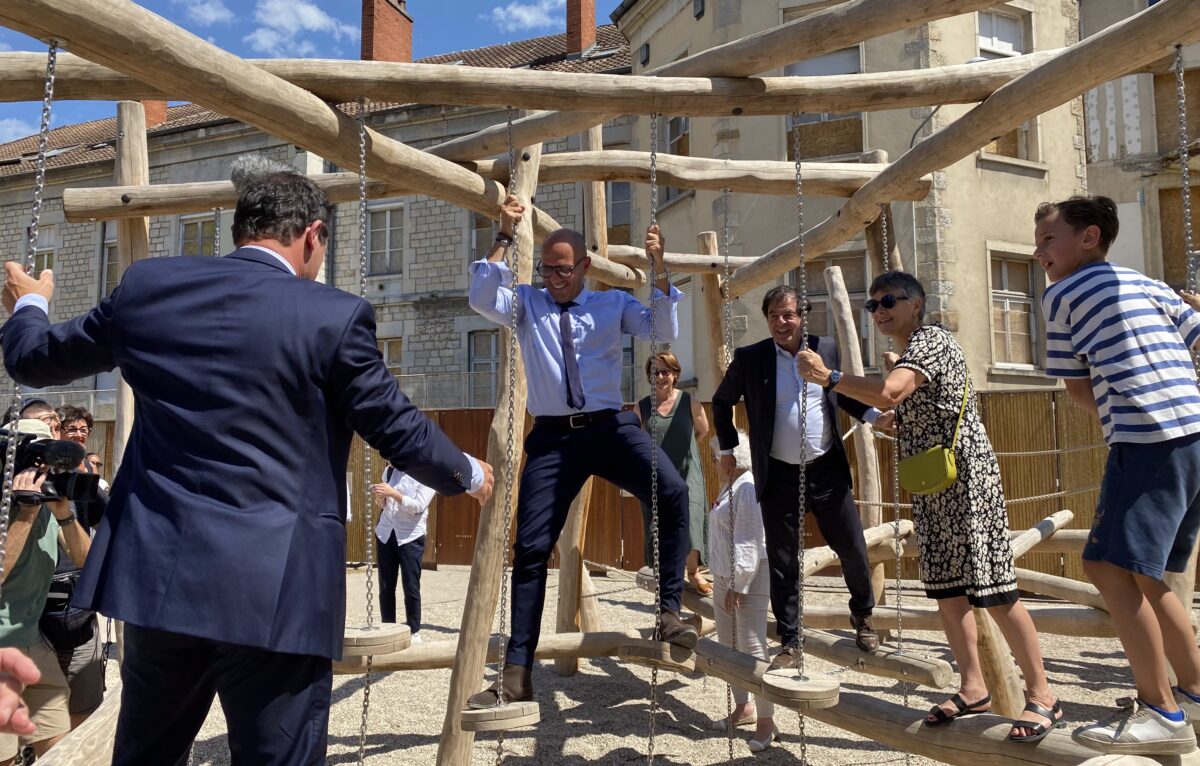 Jérôme Durain, président de la Bourgogne Franche-Comté, Ludovic Fagaut, maire de Besançon, Nathalie Valleix, secrétaire générale à la préfecture du Doubs, Jacques Grosperrin, sénateur du Doubs, Dominique Voynet, députée du Doubs &copy; Hélène Loget