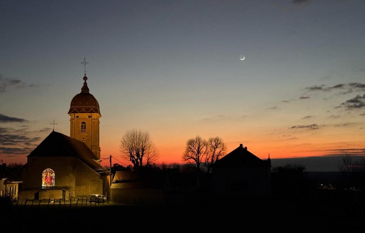 L’église de Bucey-lès-Gy au soleil couchant. &copy; Alice Roose
