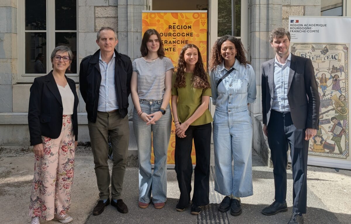 Willy Bourgeois aux côtés des élèves et des lauréats de l'Échappée littéraire 2026
 &copy; Région Bourgogne-Franche-Comté