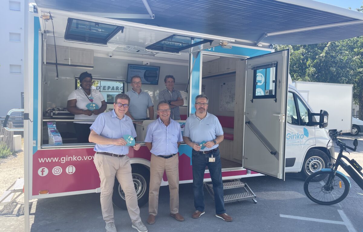 En haut de gauche à droite : Dhoyima Abdullah, conseillère clientèle Ginko , Benoît Leclerc, chef de service outils de prévention à la direction des transports, Jean-Marc Girinal, technicien à la direction des transports. Patrick Jacques, vice-président de GBM en charge des Transports et Yann Chauvin, directeur des transports de GBM.
En bas de gauche à droite : Laurent Sénécat, directeur de Kéolis Besançon,  &copy; Alexane Alfaro