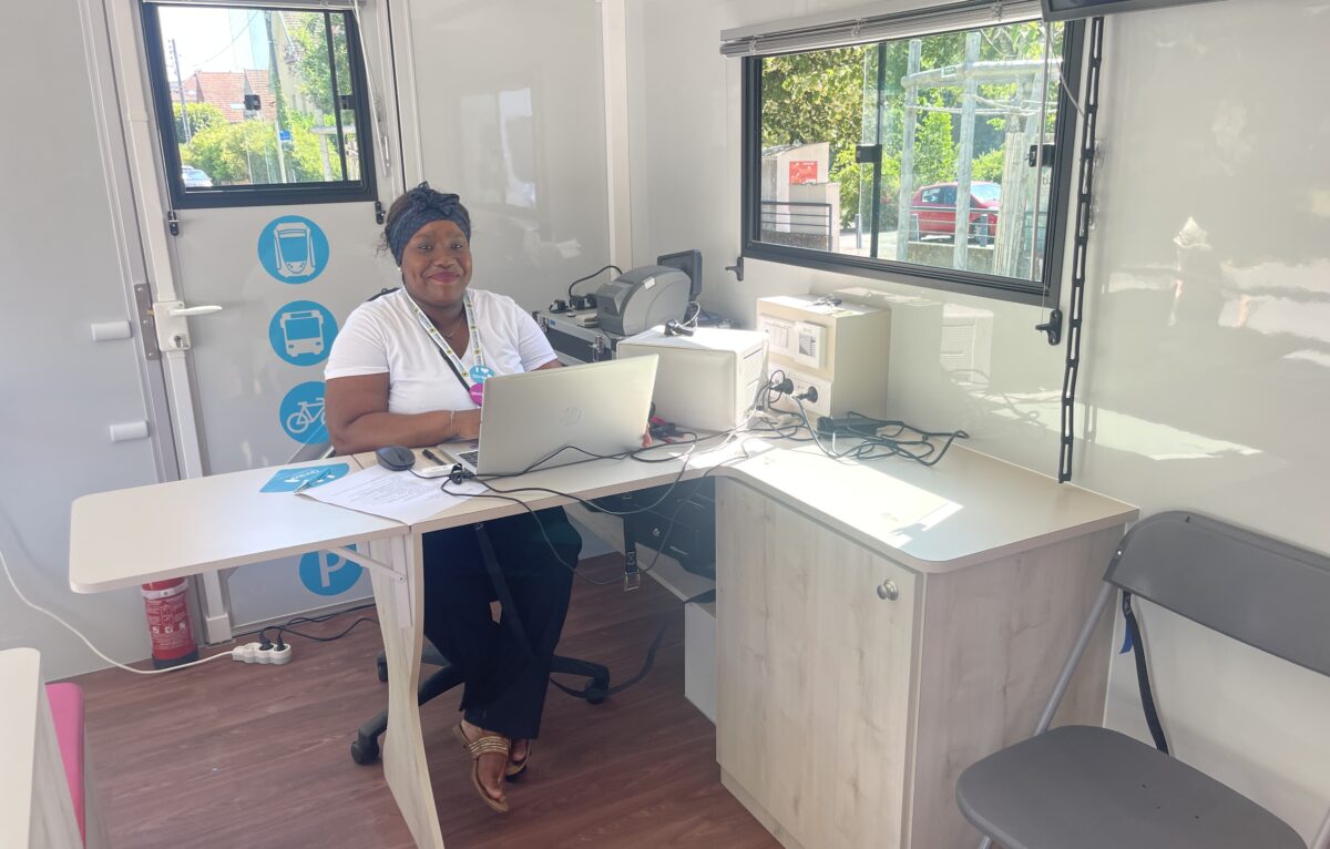 Dhoyima Abdullah, conseillère clientèle Ginko depuis 2022, accueille les usagers dans la boutique mobile Ginko. &copy; Alexane Alfaro