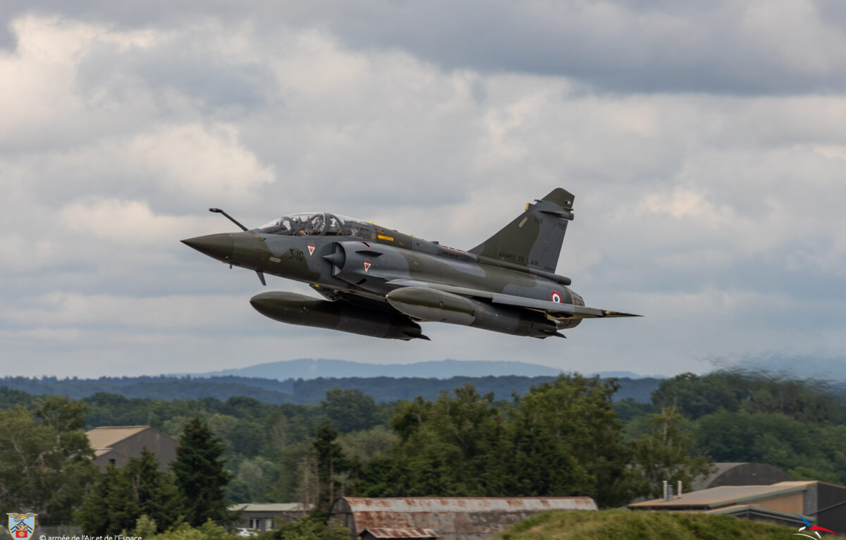 Durant 3 semaines, les équipages des Mirage 2000D de la Base Aérienne 133 de Nancy-Ochey afin de garder une activité aérienne avec 16 2000D et 4 2000B, alors que leur piste est en maintenance. &copy; Armée de l'Air et de l'Espace