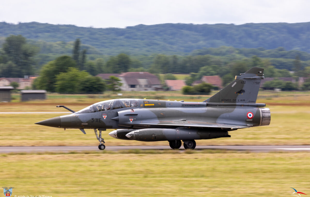 Durant 3 semaines, les équipages des Mirage 2000D de la Base Aérienne 133 de Nancy-Ochey afin de garder une activité aérienne avec 16 2000D et 4 2000B, alors que leur piste est en maintenance. &copy; Armée de l'Air et de l'Espace