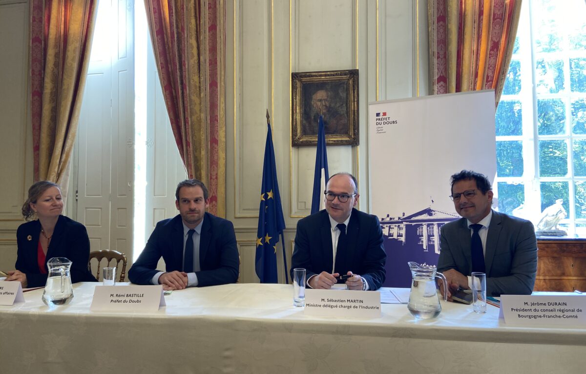 Perrine Serre (Secrétaire générales pour les affaires régionales), Rémi Bastille (préfet du Doubs), Sébastien Martin (ministre délégué chargé de l'Industrie) et Jérôme Durain (président de la Région Bourgogne-Franche-Comté).  &copy; Élodie R.