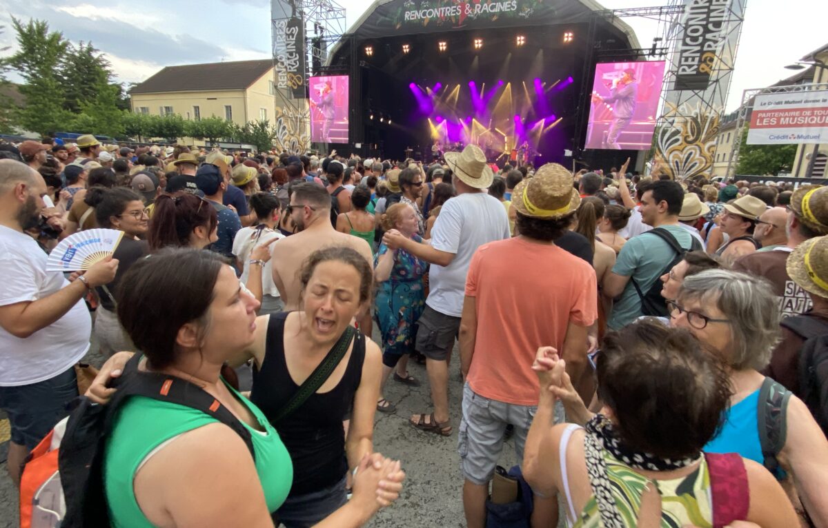 Petit air de valse avec Les Ogres de Barback et la rue Kétanou. &copy; Élodie R.