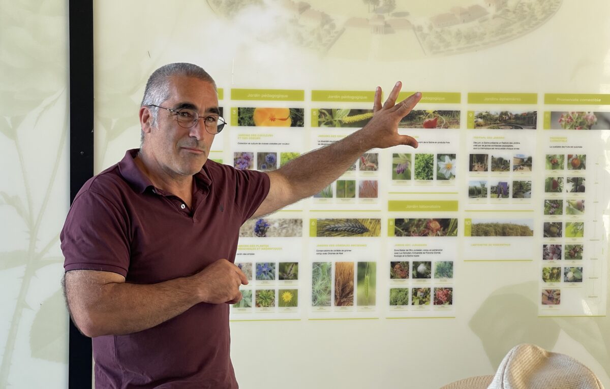 Denis Duquet, paysagiste et responsable des jardins et de la biodiversité de la Saline royale &copy; Alexane Alfaro