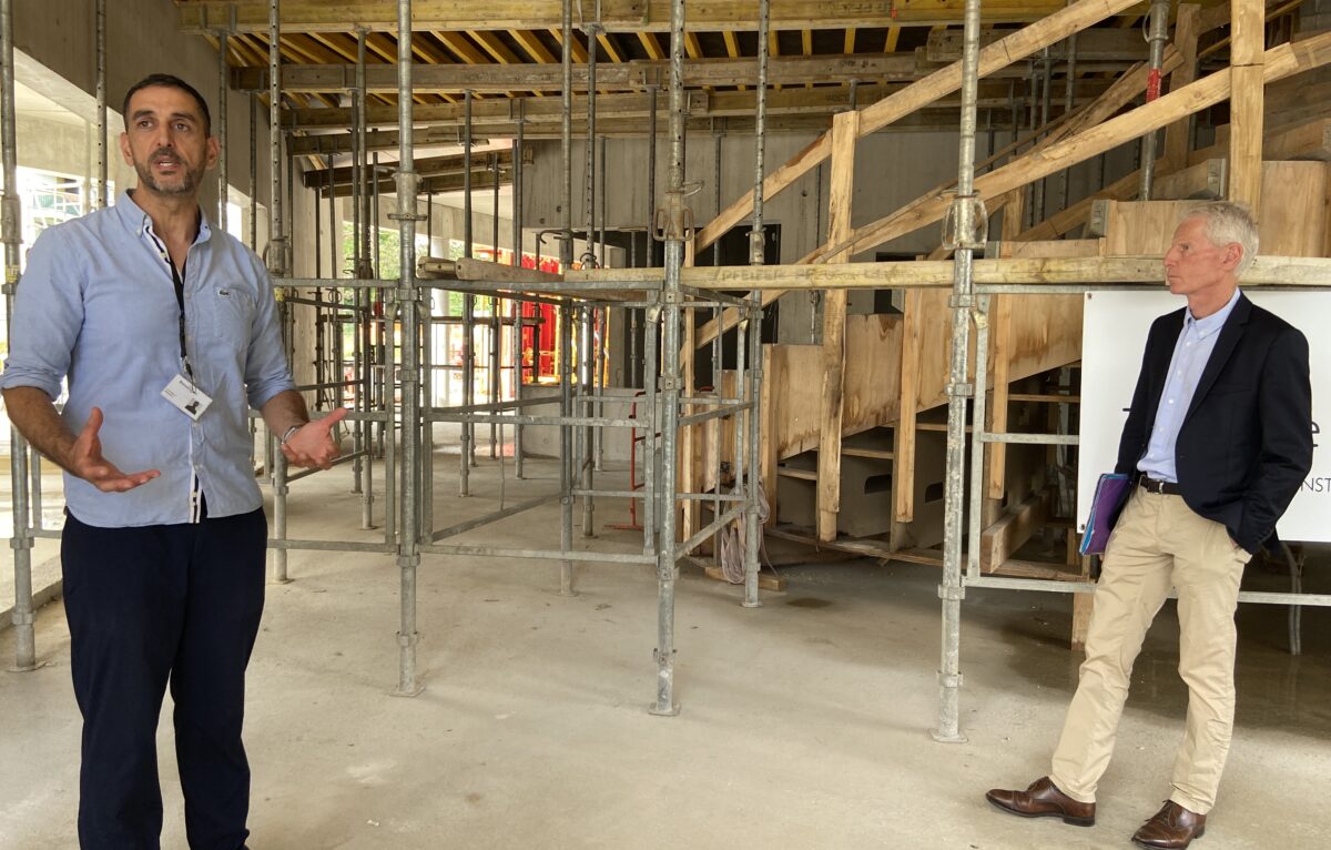 Yassine Hamidouche (La Fabrique numérique Besançon) et Bernard Bletton (Territoire 25) au pied de l'atrium. &copy; Élodie R.