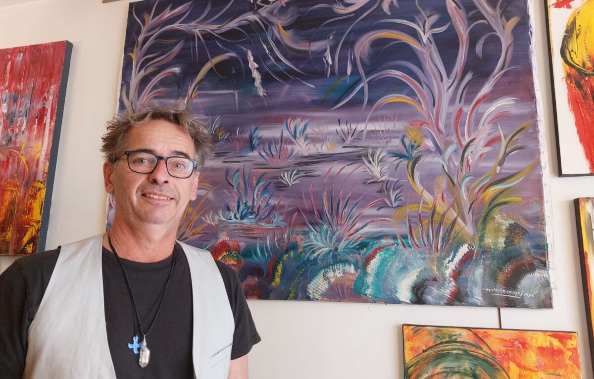 Christophe Roussel, ébéniste d'art devant son oeuvre 
