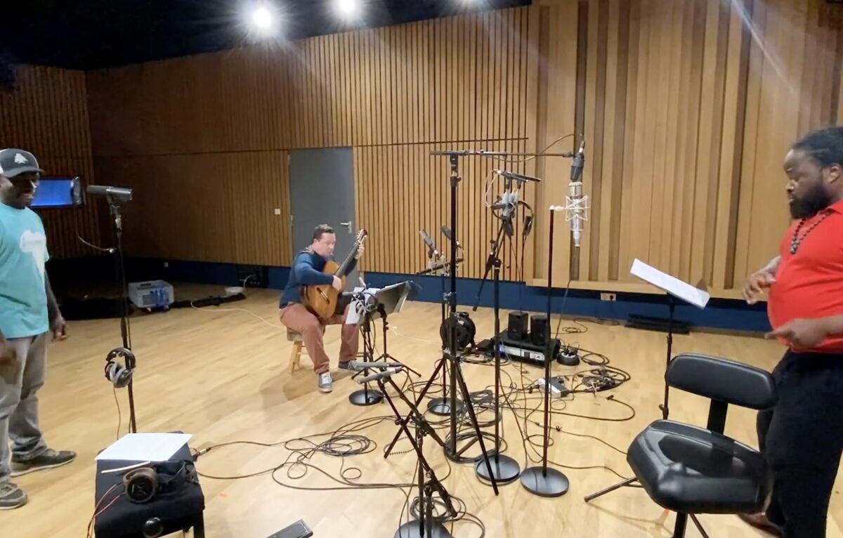 Napoleon Maddox, David Demange et Serge Kakudji. Session studio captée de manière spontanée avec deux téléphones portables le 7 avril 2026 à la Saline Royale d'Arc et Senans à l'occasion de l'enregistrement de l'album 