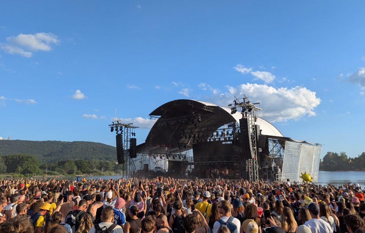 La scène de la plage, décidément trop petite pour contenir tout le public venu voir L2B. &copy; Élodie R.
