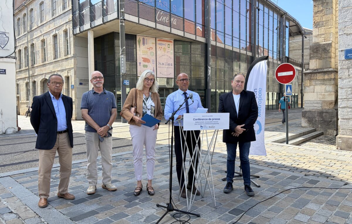 Patrick Jacques vice-président en charge des transports, des mobilités, du stationnement et du plan des mobilités, Serge Couësmes, adjoint au maire, délégué à l’attractivité, au commerce, à l’artisanat, à l’animation, aux foires et aux marchés, Catherine Barthelet, première vice-présidente en charge du projet de territoire, du plan métropole 2040, de la prospective, de la coopération territoriale et de la relation élus, Ludovic Fagaut, président de Grand Besançon Métropole Maire de Besançon, et ean-Pascal Reyes, adjoint au maire, délégué à la sécurité, à la lutte contre les incivilités et au stationnement  &copy; Hélène Loget