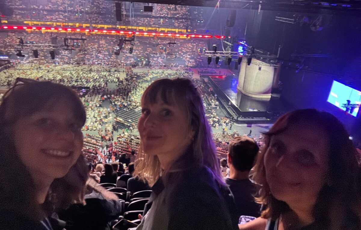Léna, Pauline et Catherine quelques minutes avant le concert de Céline Dion. &copy; Pascal