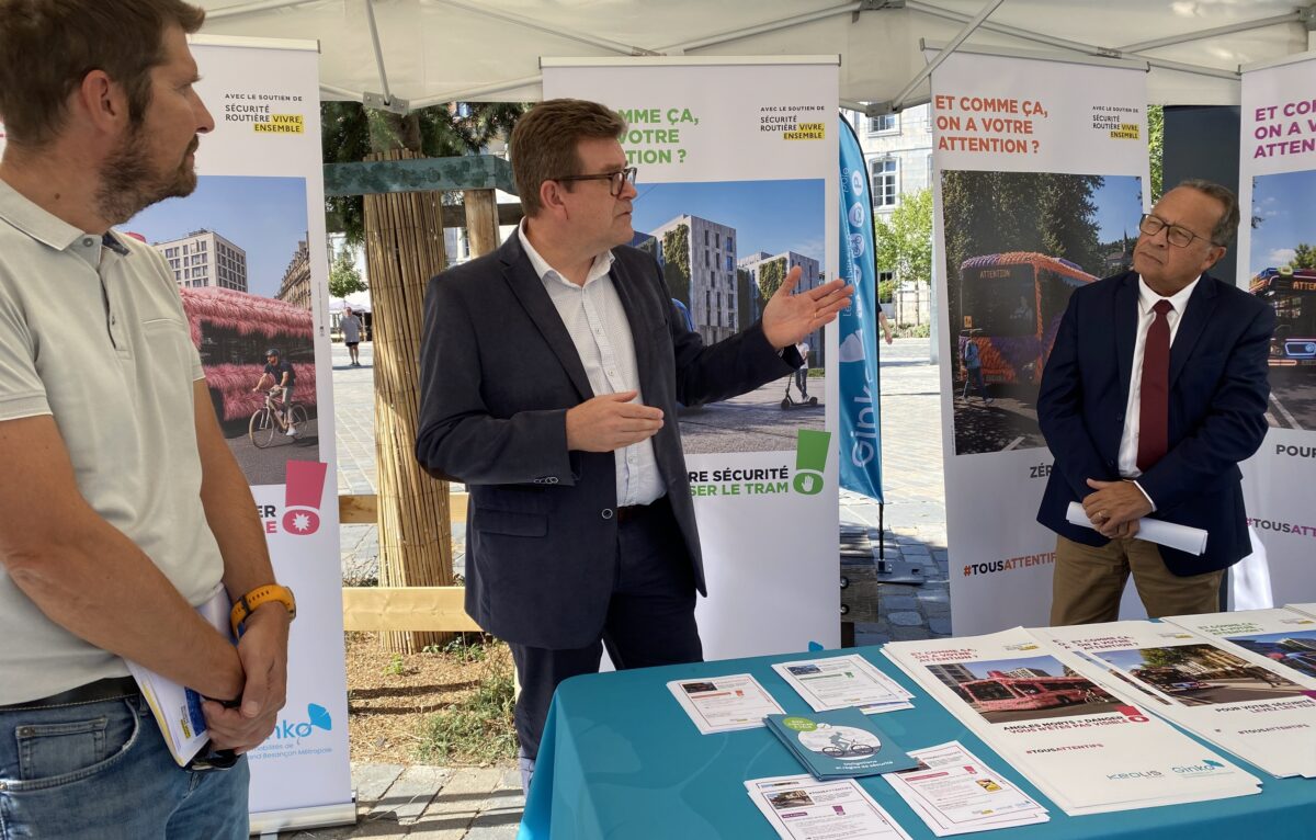 Stéphane Prat, responsable de l’unité de sécurité routière à la DDT du Doubs, Laurent Sénécat, directeur chez Keolis Besançon Mobilités et Patrick Jacques, vice-président en charge des transports à GBM &copy; Hélène Loget