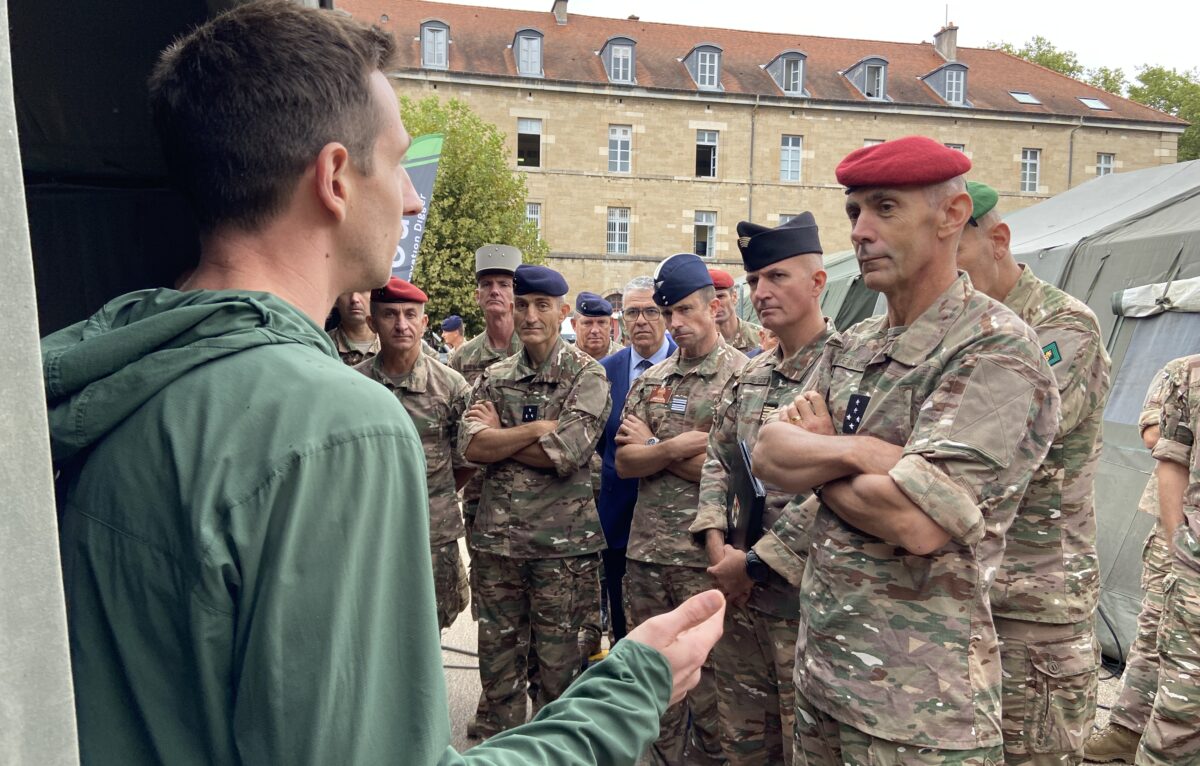Le chef d'état-major de l'Armée de Terre, Jacques Langlade de Montgros (béret rouge).  &copy; Élodie R.