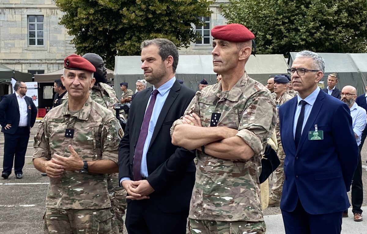 Le géneral de la 1re Division Bruno Helluy, le préfet du Doubs Rémi Bastille, le chef d'état-major de l'Armée de Terre, le général d'armée Jacques Langlade de Montgros et le député du Doubs Laurent Croizier.  &copy; Élodie R.