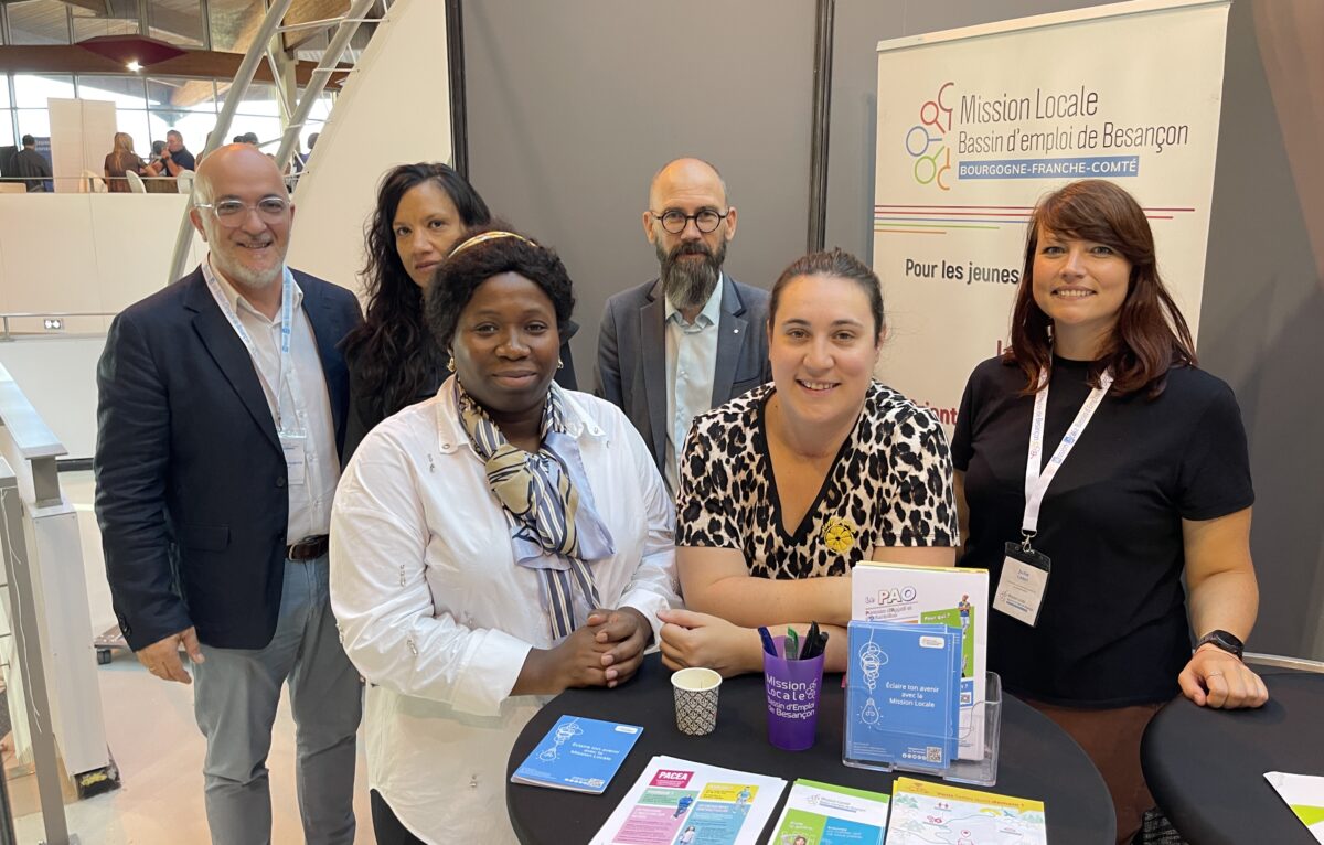 L'équipe du stand de la Mission Locale du bassin de Besançon. De gauche à droite, le directeur Emmanuel Pichetti, Isabelle, Doriane, Sébastien Perrin, le président, Elise et Julie. &copy; Alexane Alfaro
