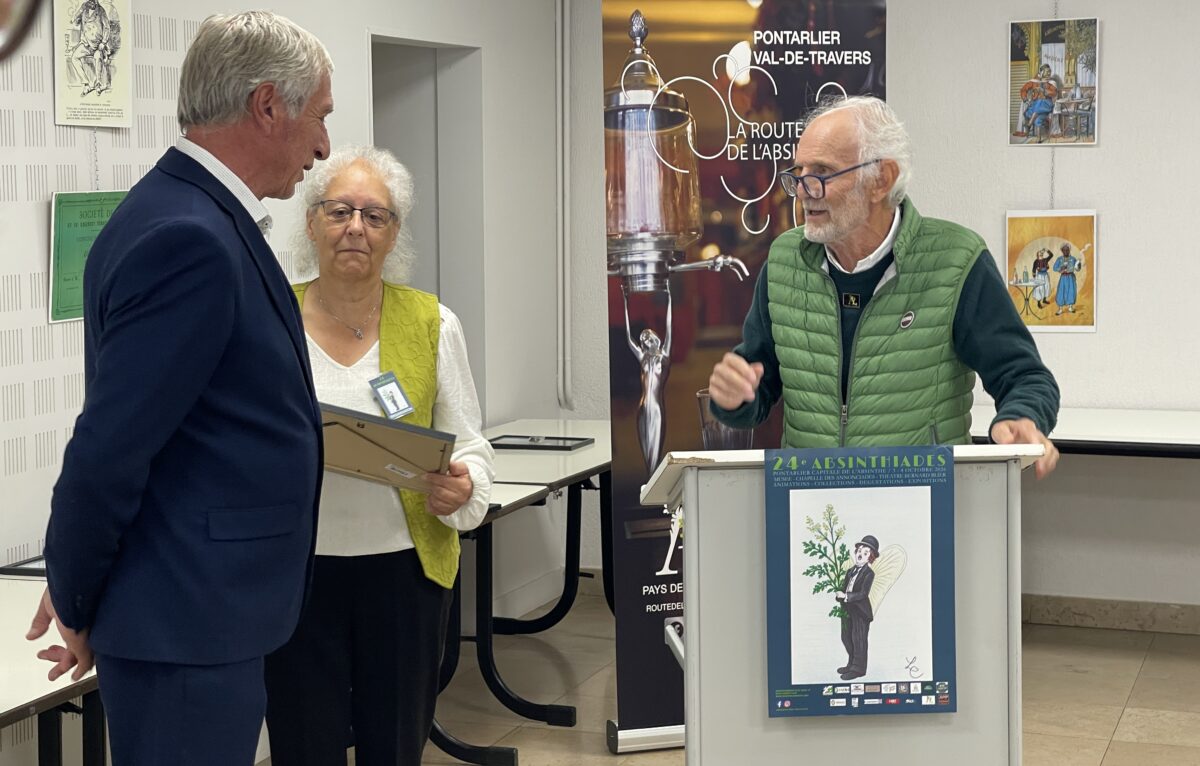 Patrick Comte, maire de Pontarlier élu en 2026, intronisé ambassadeur du Pays de l'Absinthe, par Philippe Chapon, président de la commission absinthe aux Amis du Musée de Pontarlier et le vice-président de l'Association du Pays de l'Absinthe. &copy; Alexane Alfaro