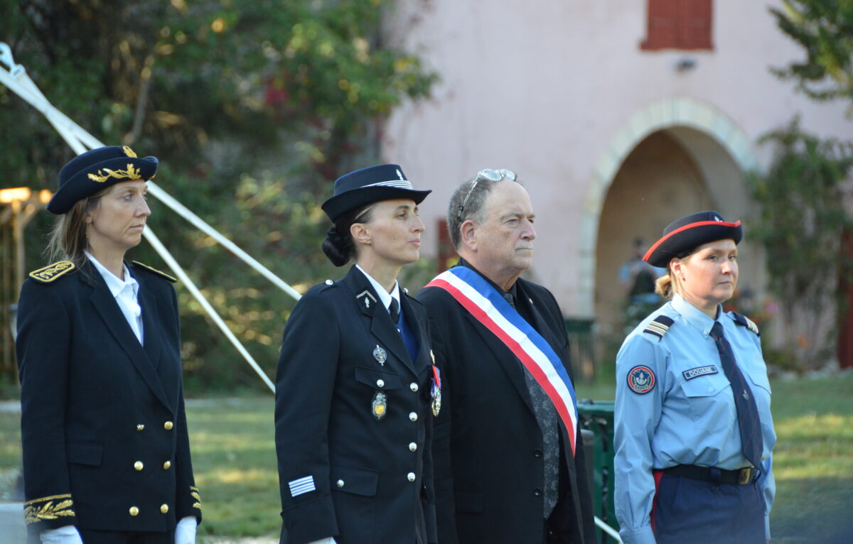 Jennifer Roussel, Élodie Montet, Jean-Pascal Reyes, représentante des Douanes. &copy; Élodie R.