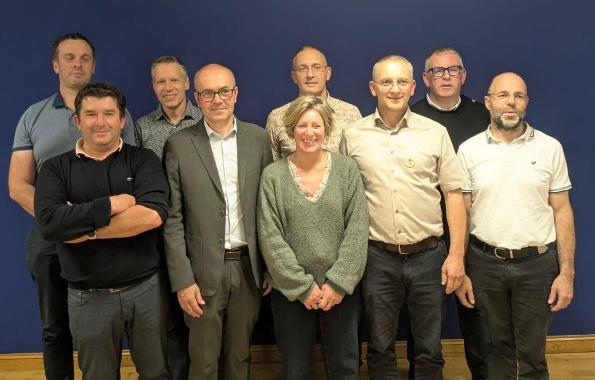 Le bureau du CNAOL (gauche à droite) : Sébastien Ramade,
Charles Deparis, Florent Haxaire, Hubert Dubien, Delphine Georgelet,
Éric Chevalier, Alain Mathieu, David Aubrée, Sébastien Chaize

 &copy; CNAOL