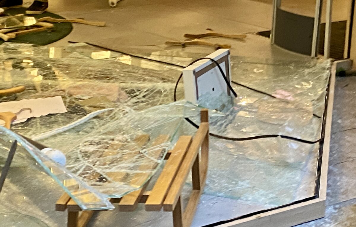 La vitrine du magasin Lacoste au centre-ville de Besançon le 17 octobre 2026. &copy; Alexane Alfaro
