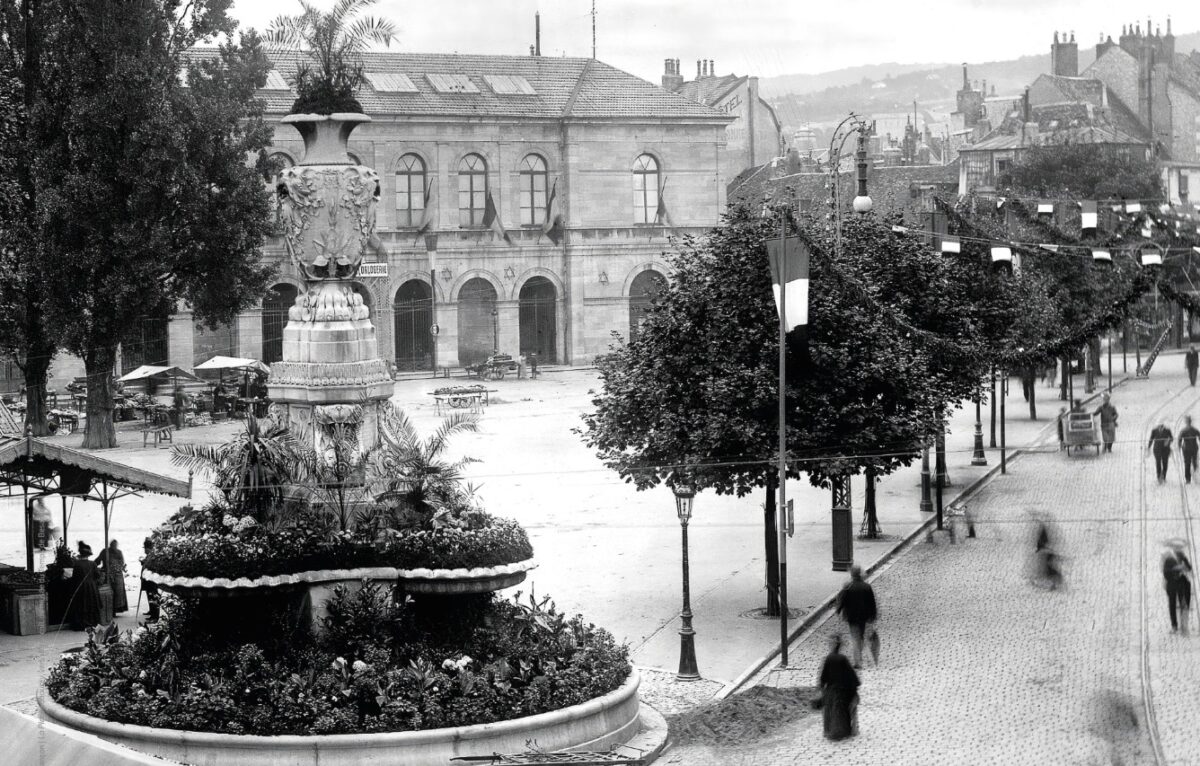 La place Labourey (aujourd'hui place de la Révolution) vers 1887 &copy; Collection Musée du Temps de Besançon